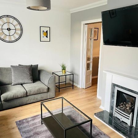 Wolverhampton Large 3 Bedrooms 5 Bed House Perfect For Short & Long Stays Contractors Business Nhs Insurance 1 Bathroom And Separate Wc Private Garden Driveway For 2 Large Vehicles Close To City Centre M6 M54 And Walsall Willenhall Cannock Property Exteriör bild