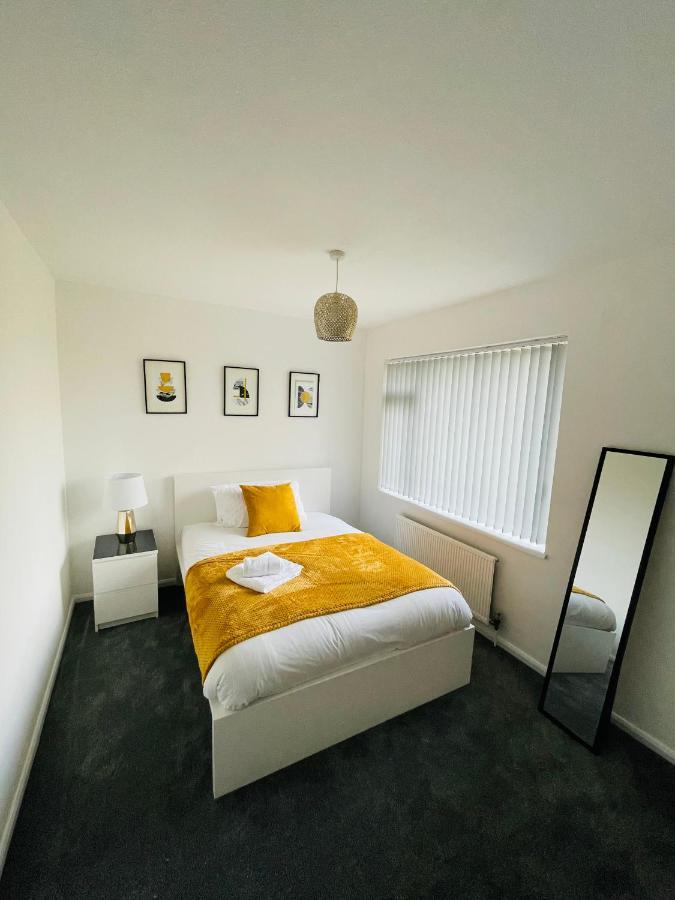 Wolverhampton Large 3 Bedrooms 5 Bed House Perfect For Short & Long Stays Contractors Business Nhs Insurance 1 Bathroom And Separate Wc Private Garden Driveway For 2 Large Vehicles Close To City Centre M6 M54 And Walsall Willenhall Cannock Property Exteriör bild