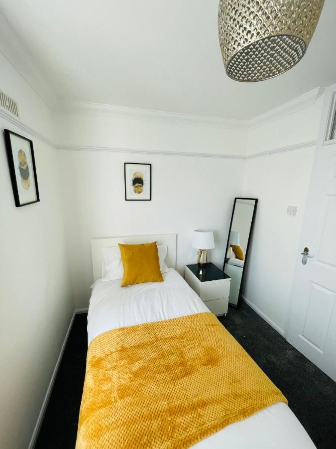Wolverhampton Large 3 Bedrooms 5 Bed House Perfect For Short & Long Stays Contractors Business Nhs Insurance 1 Bathroom And Separate Wc Private Garden Driveway For 2 Large Vehicles Close To City Centre M6 M54 And Walsall Willenhall Cannock Property Exteriör bild