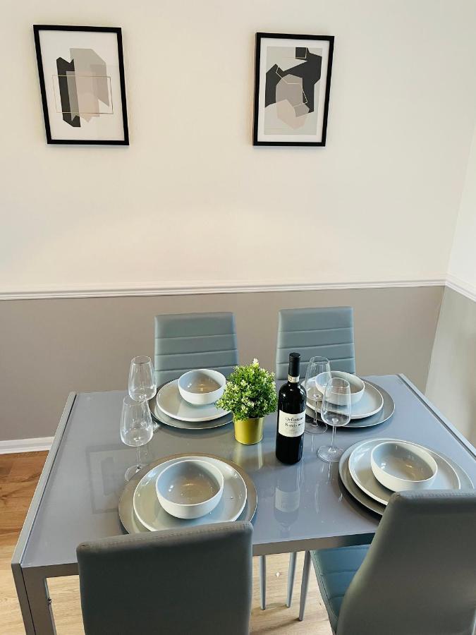 Wolverhampton Large 3 Bedrooms 5 Bed House Perfect For Short & Long Stays Contractors Business Nhs Insurance 1 Bathroom And Separate Wc Private Garden Driveway For 2 Large Vehicles Close To City Centre M6 M54 And Walsall Willenhall Cannock Property Exteriör bild