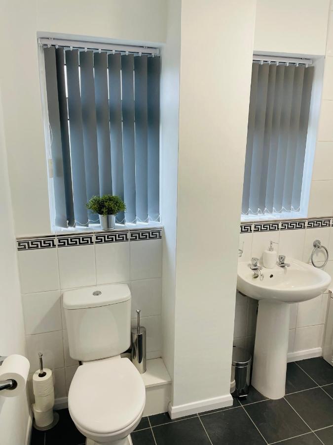 Wolverhampton Large 3 Bedrooms 5 Bed House Perfect For Short & Long Stays Contractors Business Nhs Insurance 1 Bathroom And Separate Wc Private Garden Driveway For 2 Large Vehicles Close To City Centre M6 M54 And Walsall Willenhall Cannock Property Exteriör bild