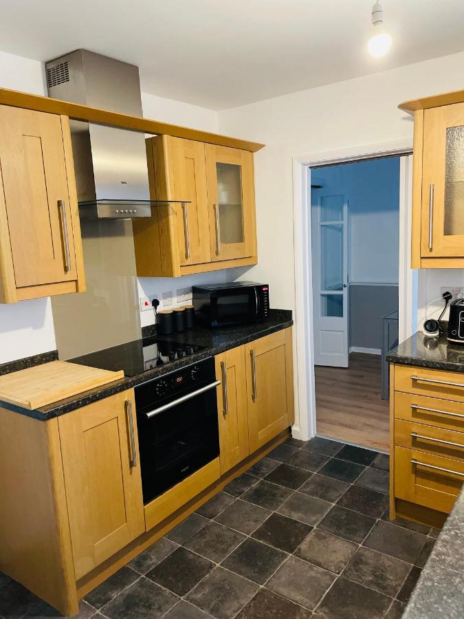 Wolverhampton Large 3 Bedrooms 5 Bed House Perfect For Short & Long Stays Contractors Business Nhs Insurance 1 Bathroom And Separate Wc Private Garden Driveway For 2 Large Vehicles Close To City Centre M6 M54 And Walsall Willenhall Cannock Property Exteriör bild