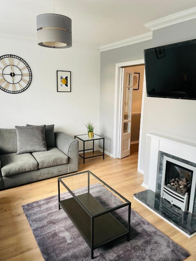 Wolverhampton Large 3 Bedrooms 5 Bed House Perfect For Short & Long Stays Contractors Business Nhs Insurance 1 Bathroom And Separate Wc Private Garden Driveway For 2 Large Vehicles Close To City Centre M6 M54 And Walsall Willenhall Cannock Property Exteriör bild