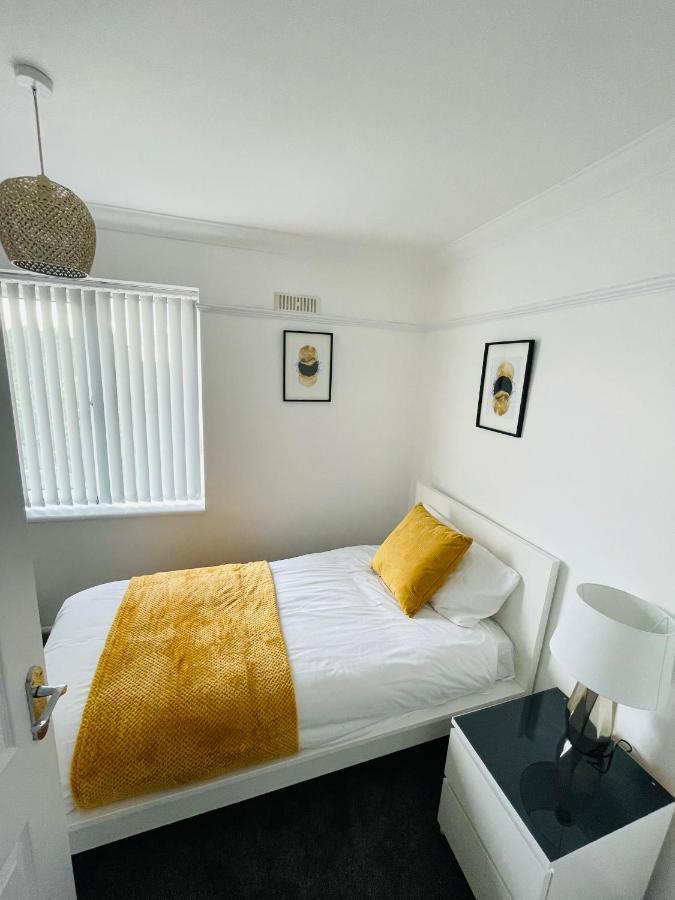 Wolverhampton Large 3 Bedrooms 5 Bed House Perfect For Short & Long Stays Contractors Business Nhs Insurance 1 Bathroom And Separate Wc Private Garden Driveway For 2 Large Vehicles Close To City Centre M6 M54 And Walsall Willenhall Cannock Property Exteriör bild