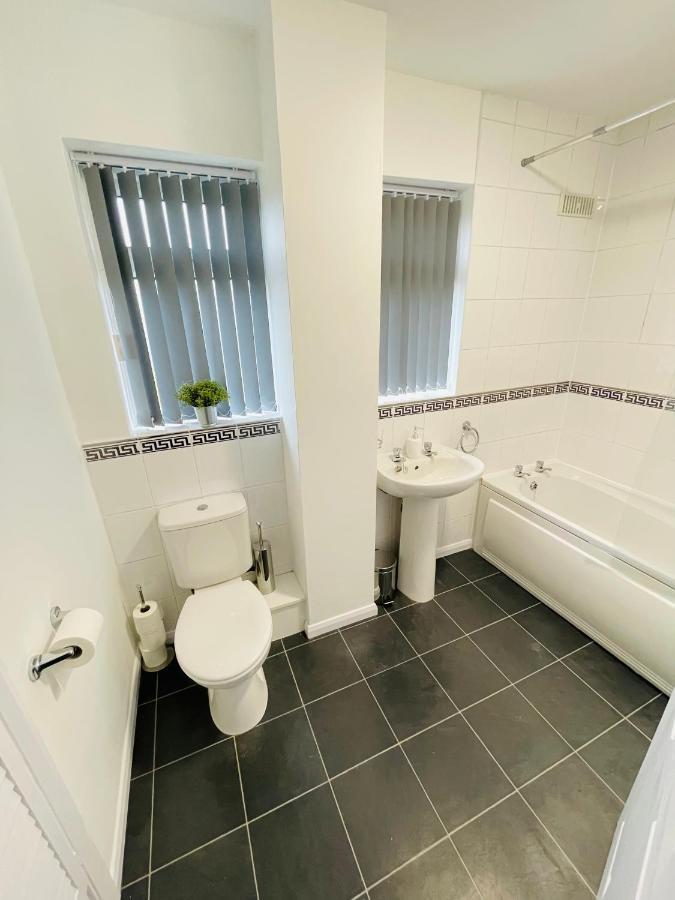 Wolverhampton Large 3 Bedrooms 5 Bed House Perfect For Short & Long Stays Contractors Business Nhs Insurance 1 Bathroom And Separate Wc Private Garden Driveway For 2 Large Vehicles Close To City Centre M6 M54 And Walsall Willenhall Cannock Property Exteriör bild