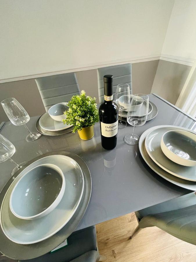 Wolverhampton Large 3 Bedrooms 5 Bed House Perfect For Short & Long Stays Contractors Business Nhs Insurance 1 Bathroom And Separate Wc Private Garden Driveway For 2 Large Vehicles Close To City Centre M6 M54 And Walsall Willenhall Cannock Property Exteriör bild