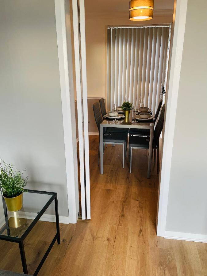 Wolverhampton Large 3 Bedrooms 5 Bed House Perfect For Short & Long Stays Contractors Business Nhs Insurance 1 Bathroom And Separate Wc Private Garden Driveway For 2 Large Vehicles Close To City Centre M6 M54 And Walsall Willenhall Cannock Property Exteriör bild