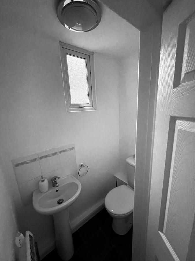 Wolverhampton Large 3 Bedrooms 5 Bed House Perfect For Short & Long Stays Contractors Business Nhs Insurance 1 Bathroom And Separate Wc Private Garden Driveway For 2 Large Vehicles Close To City Centre M6 M54 And Walsall Willenhall Cannock Property Exteriör bild