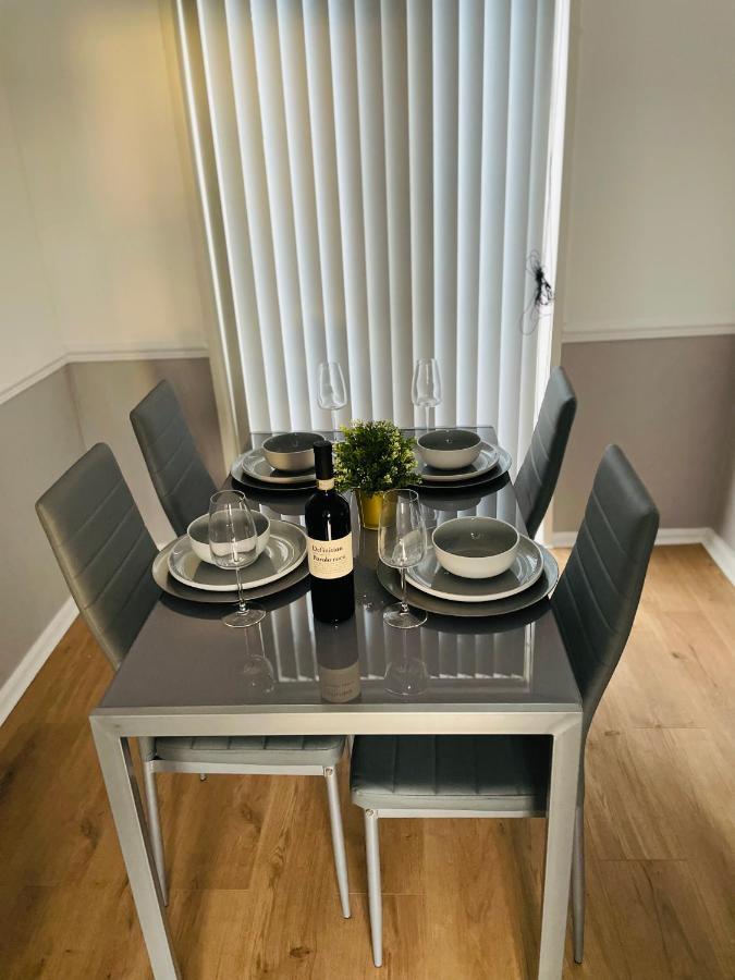Wolverhampton Large 3 Bedrooms 5 Bed House Perfect For Short & Long Stays Contractors Business Nhs Insurance 1 Bathroom And Separate Wc Private Garden Driveway For 2 Large Vehicles Close To City Centre M6 M54 And Walsall Willenhall Cannock Property Exteriör bild