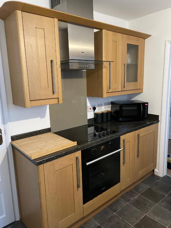 Wolverhampton Large 3 Bedrooms 5 Bed House Perfect For Short & Long Stays Contractors Business Nhs Insurance 1 Bathroom And Separate Wc Private Garden Driveway For 2 Large Vehicles Close To City Centre M6 M54 And Walsall Willenhall Cannock Property Exteriör bild